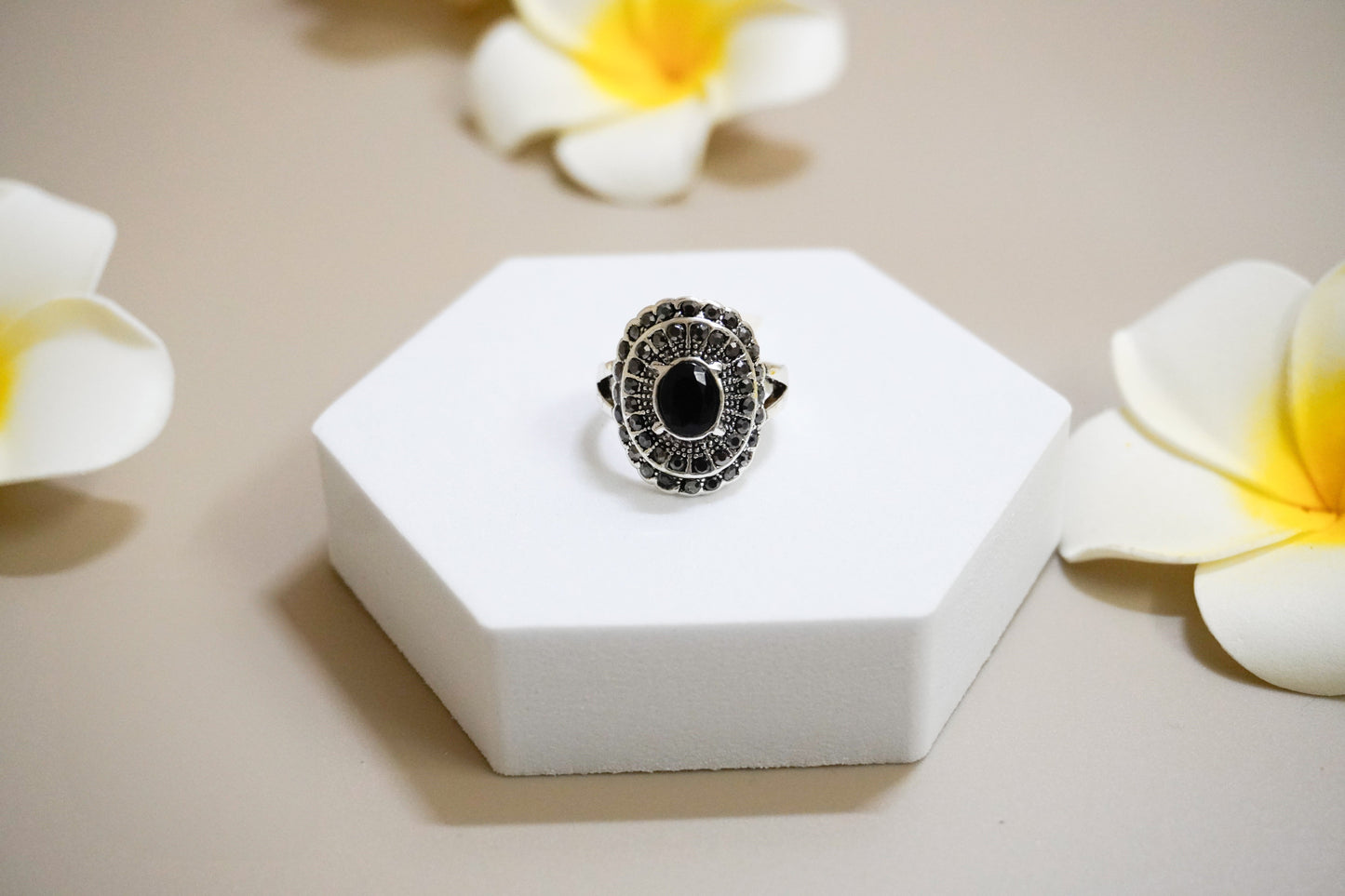 Black Oval Statement Ring - ZyoraStore